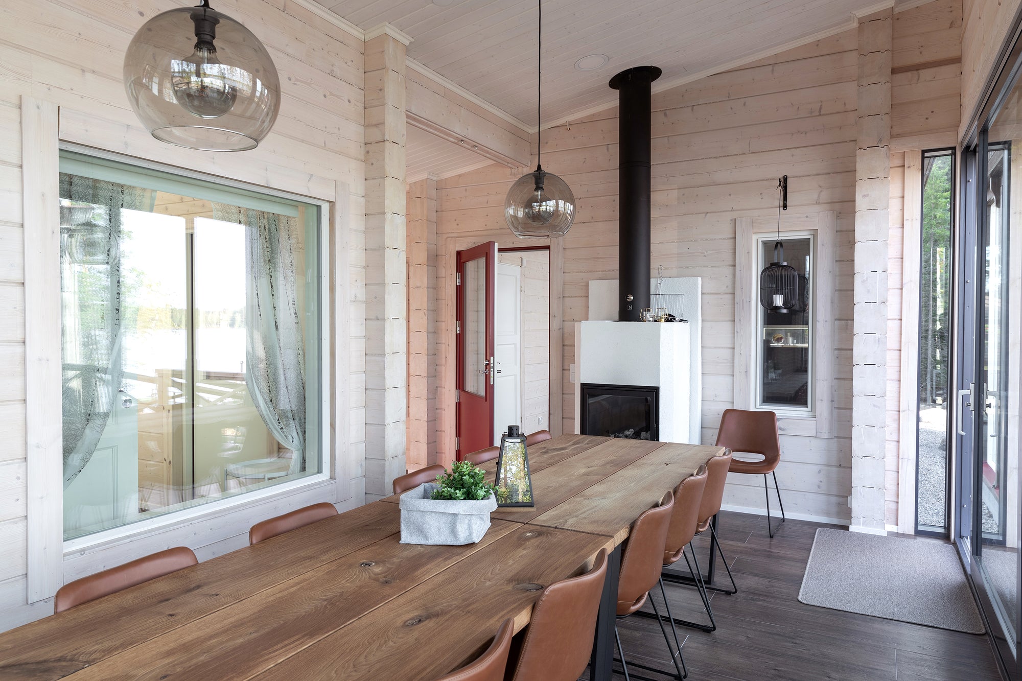 Päämökin ruokailutila/neukkari