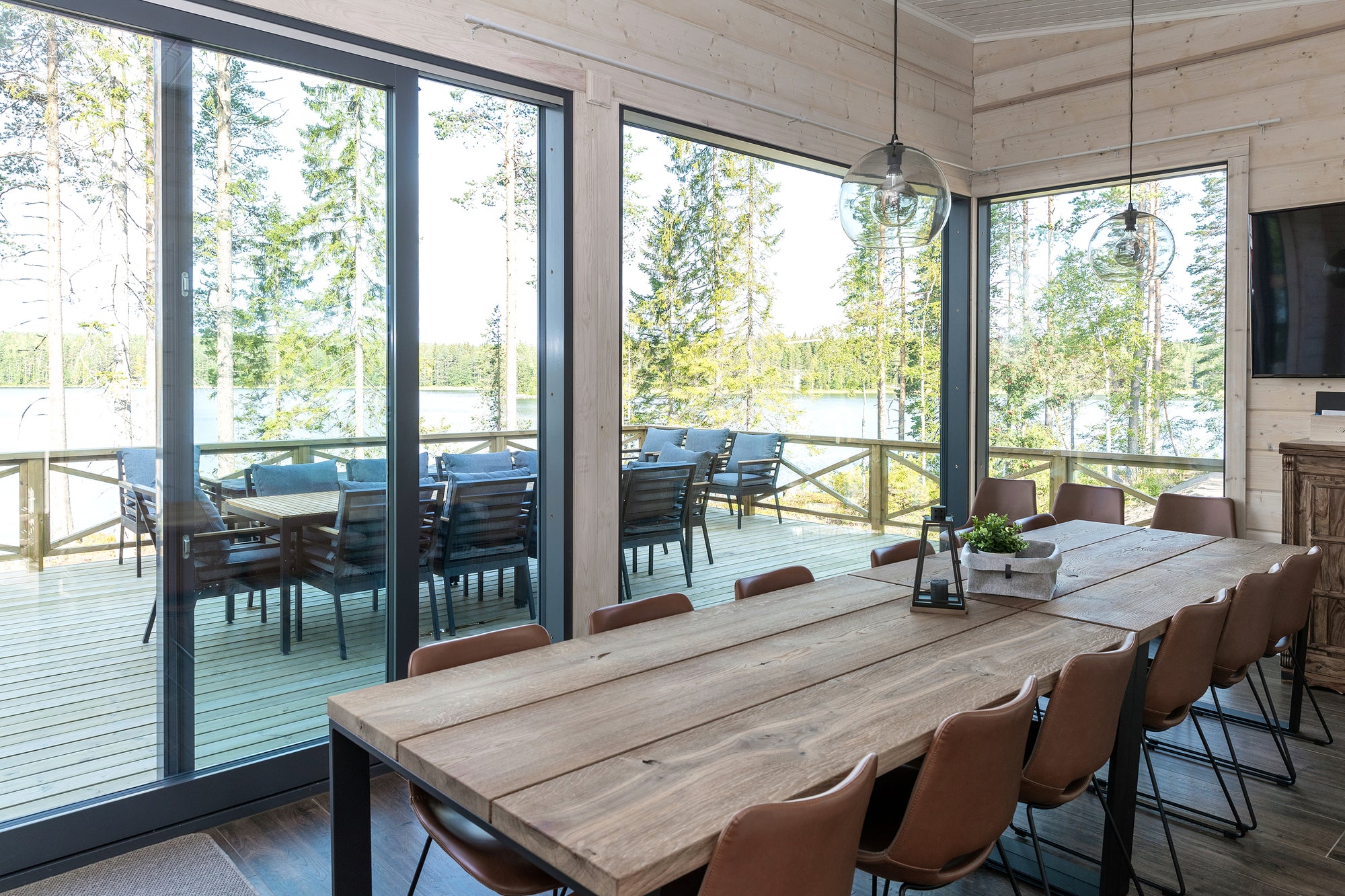 Päämökin ruokailutila/neukkari