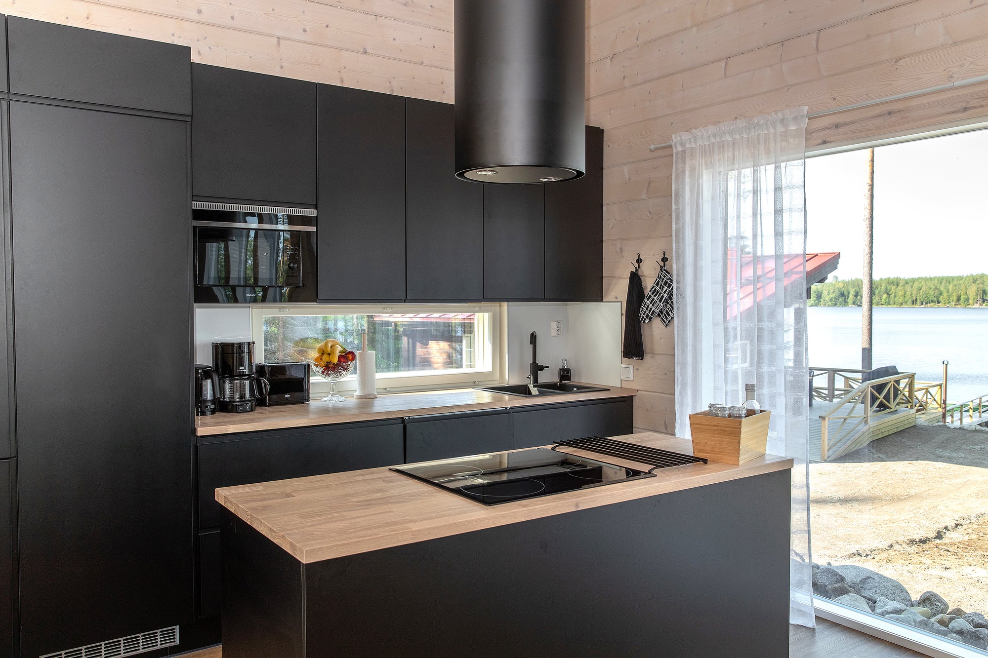 Päämökin hyvin varusteltu keittiö